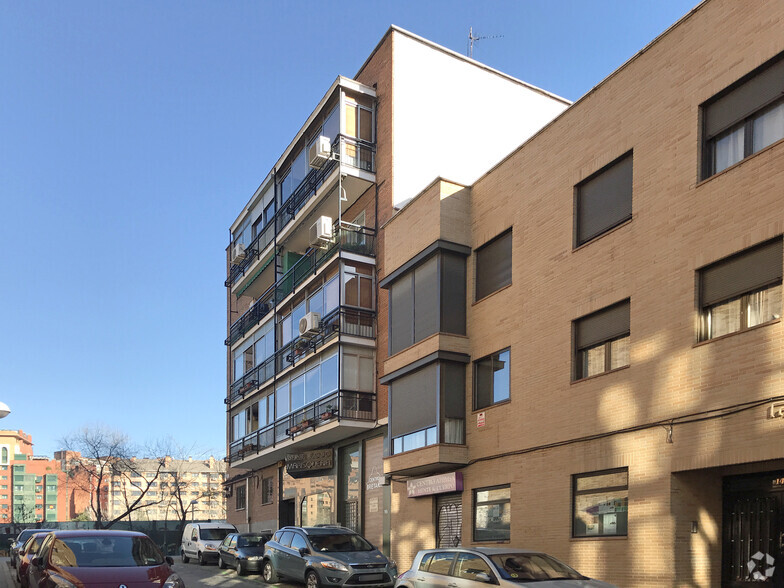 Calle Ángel Hernández, 21, Madrid, Madrid for rent - Building Photo - Image 2 of 2