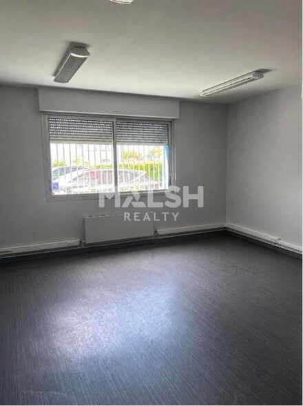 1 Rue Jacques Monod, Vaulx-en-Velin to rent - Interior Photo - Image 3 of 4