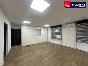 5 Voie D'Angleterre, Vitrolles to rent Building Photo- Image 2 of 7