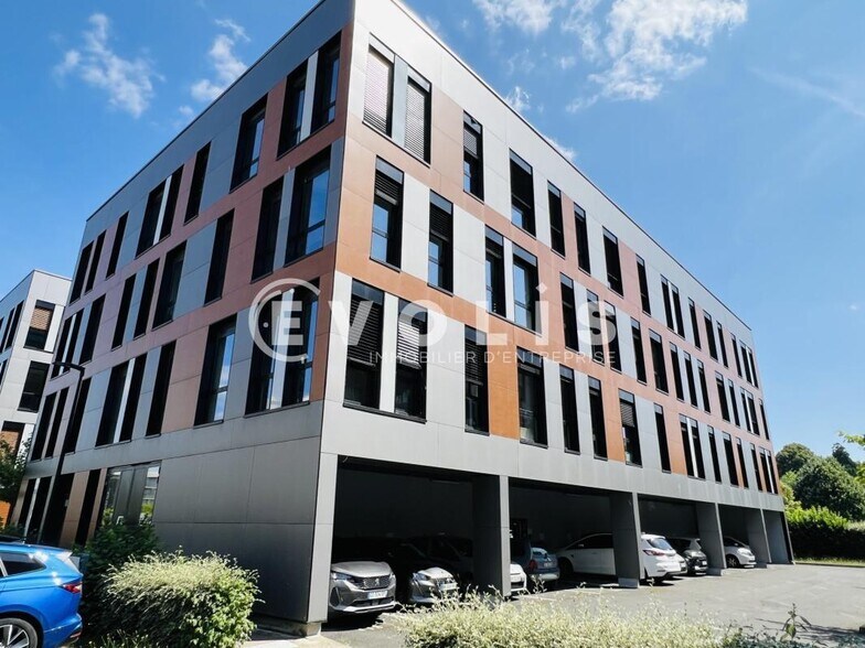 Office in Lieusaint to rent - Building Photo - Image 1 of 7