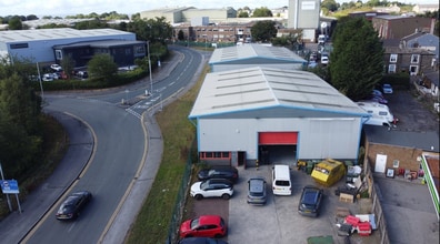 2 Cross Ln, Bradford to rent Building Photo- Image 1 of 6