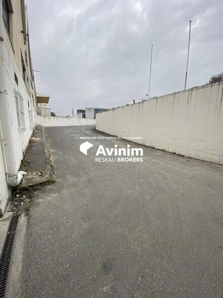 Industrial in Nanterre to rent - Building Photo - Image 3 of 4