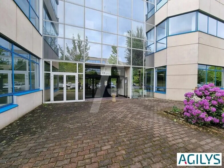 Light Industrial in Les Ulis to rent - Building Photo - Image 2 of 7