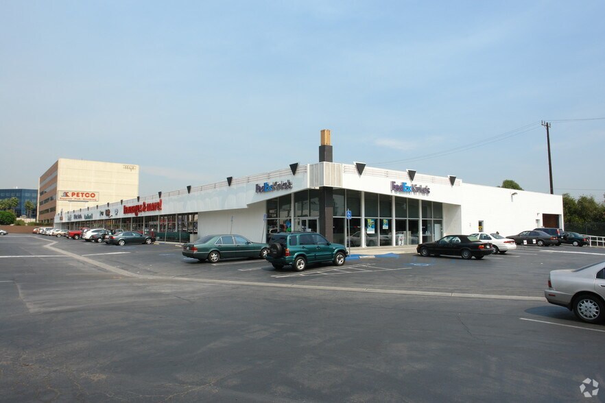 5810-5850 Sepulveda Blvd, Van Nuys, CA for rent - Primary Photo - Image 1 of 1