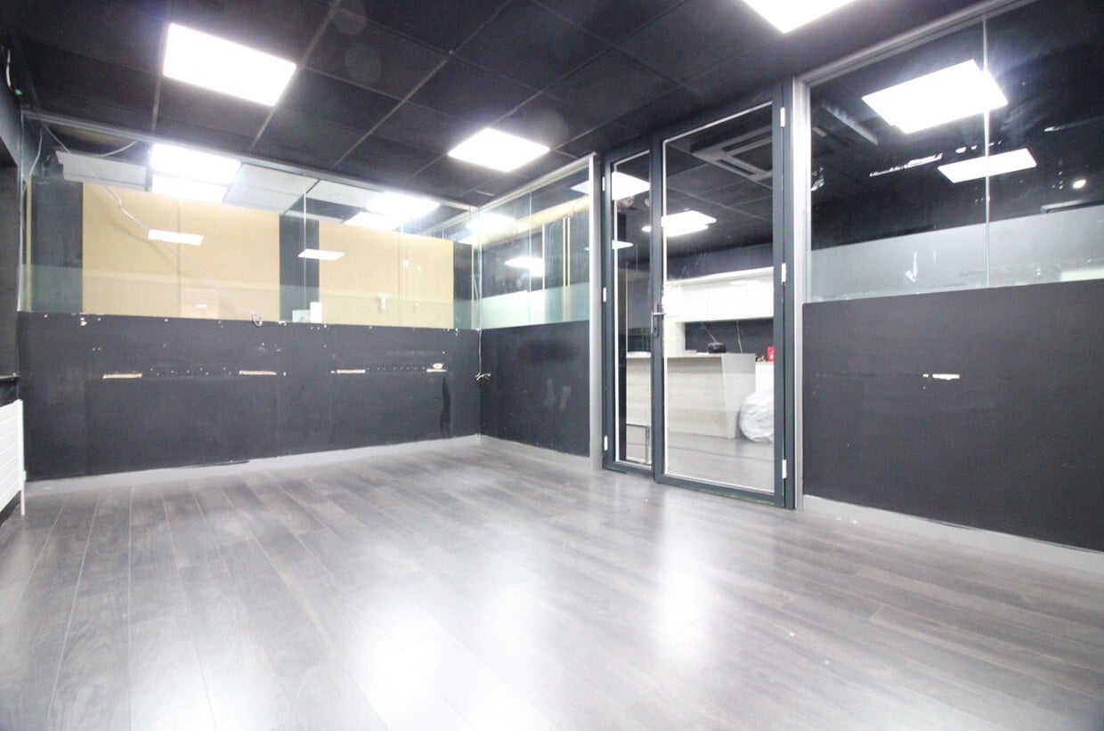 118 High St, Uxbridge to rent Interior Photo- Image 1 of 2