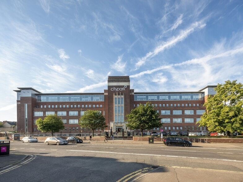 368 Alexandra Para, Glasgow to rent - Building Photo - Image 1 of 14