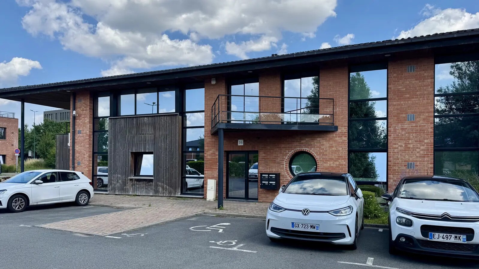 Office in Lezennes to rent Building Photo- Image 1 of 9