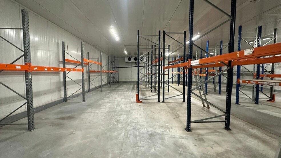 Light Industrial in Montreuil for sale - Interior Photo - Image 2 of 7