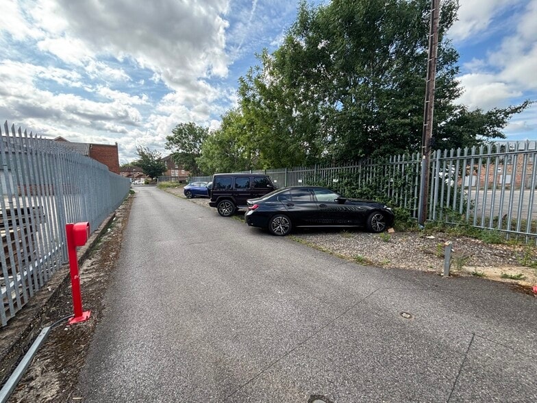 Oakridge Rd, High Wycombe to rent - Building Photo - Image 3 of 3