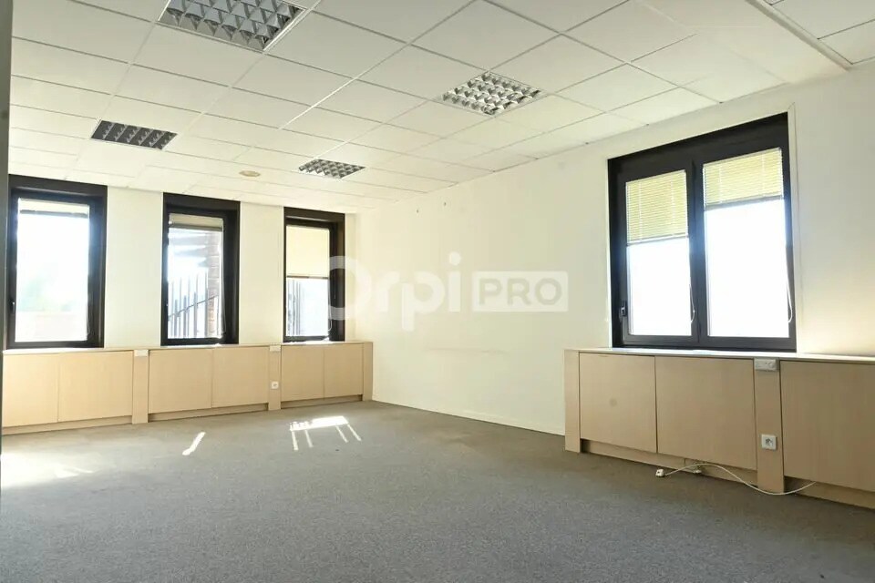 Office in Dardilly to rent Interior Photo- Image 1 of 12