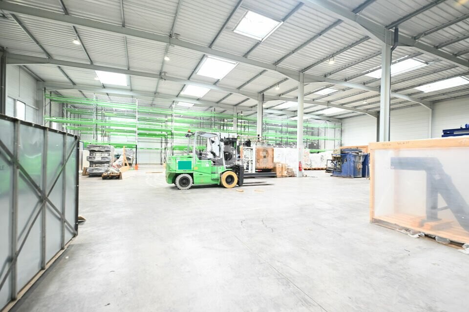 Light Industrial in Marennes to rent Interior Photo- Image 1 of 13