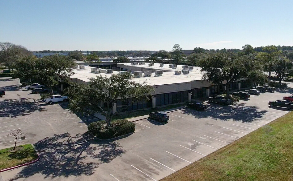 500 Century Plaza Dr, Houston, TX for rent - Building Photo - Image 3 of 7