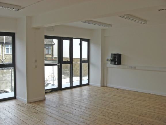 160 Eltham Hl, London to rent - Building Photo - Image 2 of 4