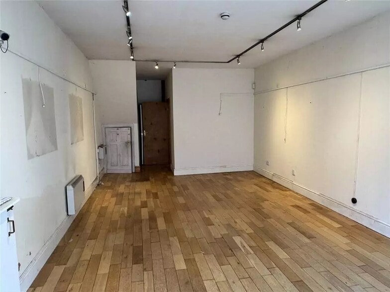 54 Lee Ln, Bolton to rent - Interior Photo - Image 3 of 4