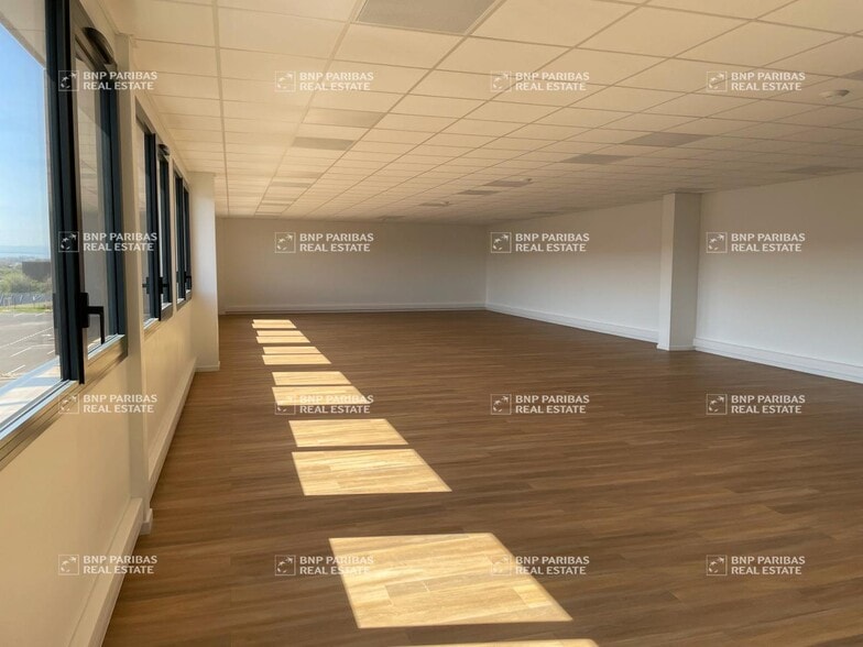 Light Industrial in Saint-Bonnet-de-Mure to rent - Interior Photo - Image 2 of 11
