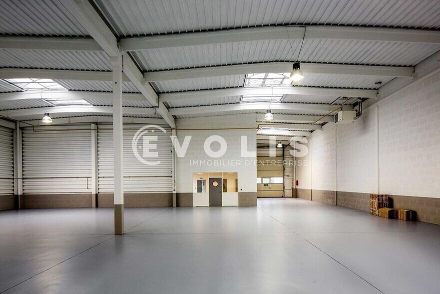 Light Industrial in Sainte Genevieve Des Bois to rent - Interior Photo - Image 1 of 5