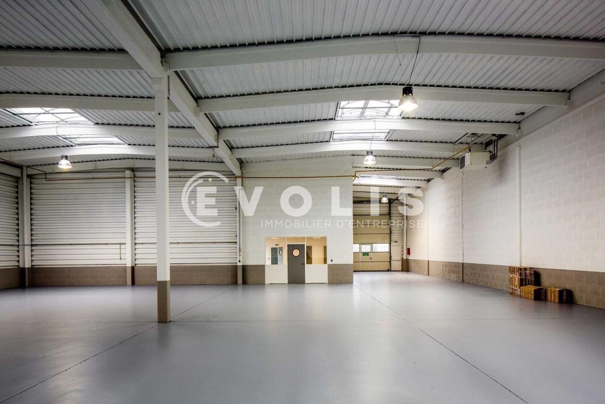 Light Industrial in Sainte Genevieve Des Bois to rent Interior Photo- Image 1 of 6