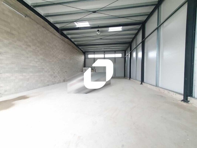 Light Industrial in Valenton to rent - Interior Photo - Image 3 of 3