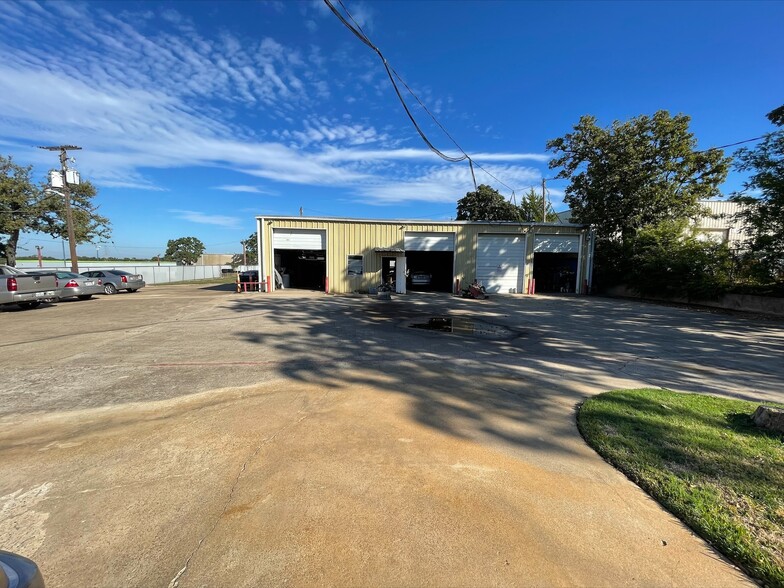 2003 W Arkansas Ln, Arlington, TX for rent - Building Photo - Image 3 of 5