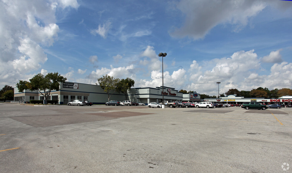 11703-11743 N US 59 Hwy, Houston, TX for rent - Primary Photo - Image 1 of 2