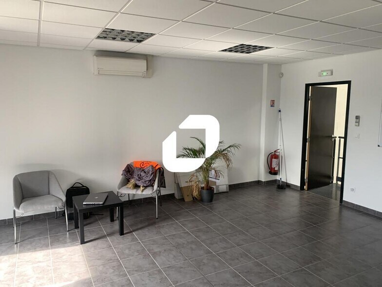 Light Industrial in Saint-Priest to rent - Interior Photo - Image 2 of 17