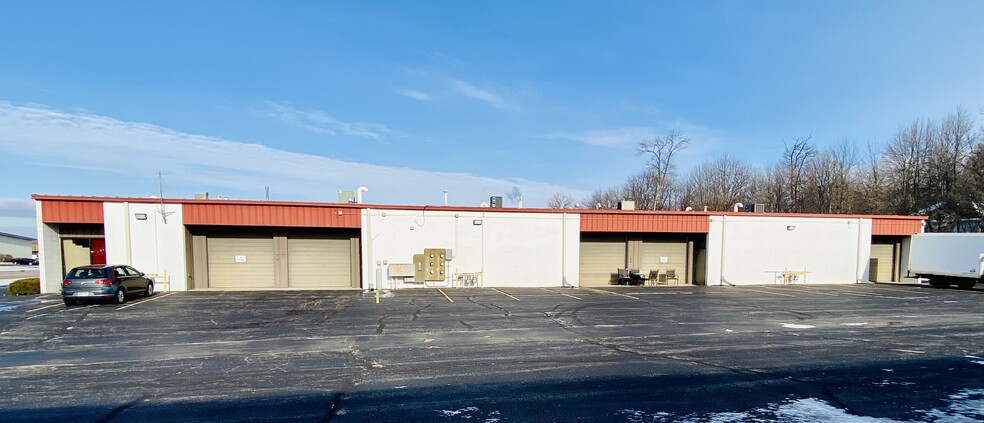 2416 Industrial Dr, Neenah, WI for rent - Building Photo - Image 3 of 5