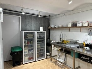 Retail in Madrid, Madrid to rent Interior Photo- Image 2 of 2