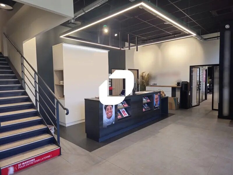 Retail in Tremblay-en-France to rent Building Photo- Image 1 of 14