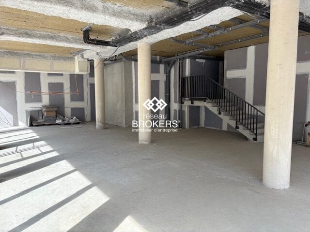 Retail in Marseille to rent - Interior Photo - Image 1 of 5