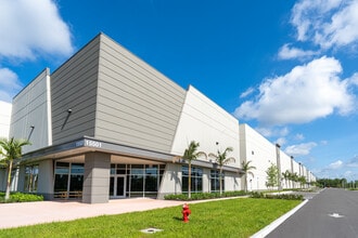 15501 Park of Commerce Blvd, Jupiter, FL to rent Building Photo- Image 1 of 4