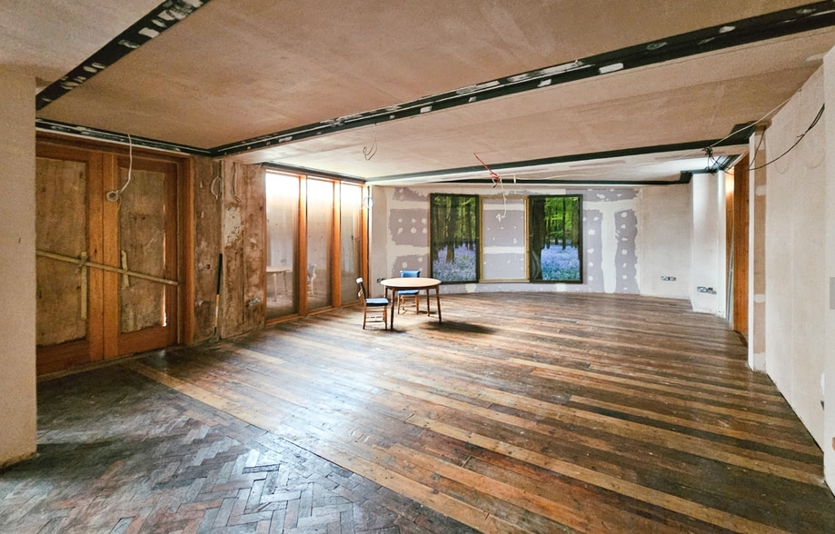 Norbury Crescent, London to rent - Interior Photo - Image 2 of 8