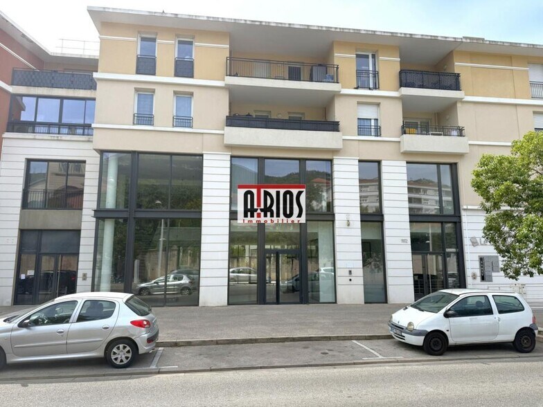 Retail in Toulon to rent - Building Photo - Image 1 of 12