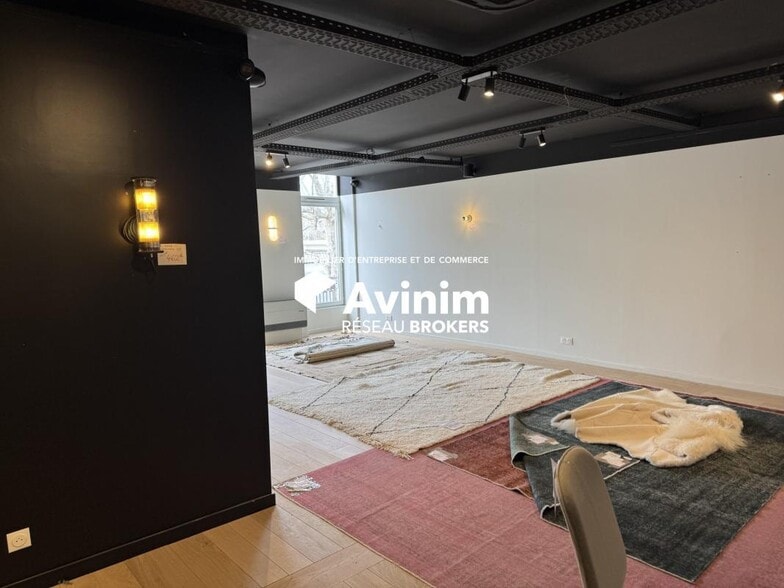 Retail in Lyon to rent - Interior Photo - Image 3 of 11