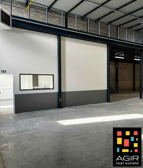 Light Industrial in Serris to rent - Interior Photo - Image 3 of 10