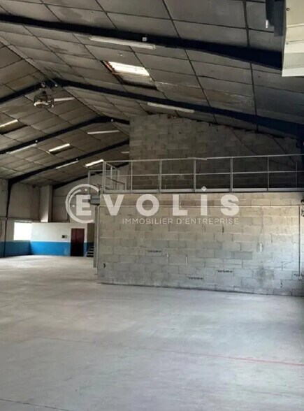 Light Industrial in Saint-Laurent-de-Mure for sale - Interior Photo - Image 3 of 4