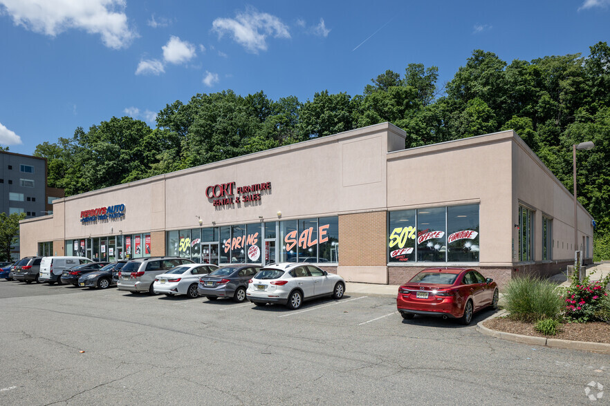 5 State Route 17, Hasbrouck Heights, NJ for rent - Building Photo - Image 1 of 5