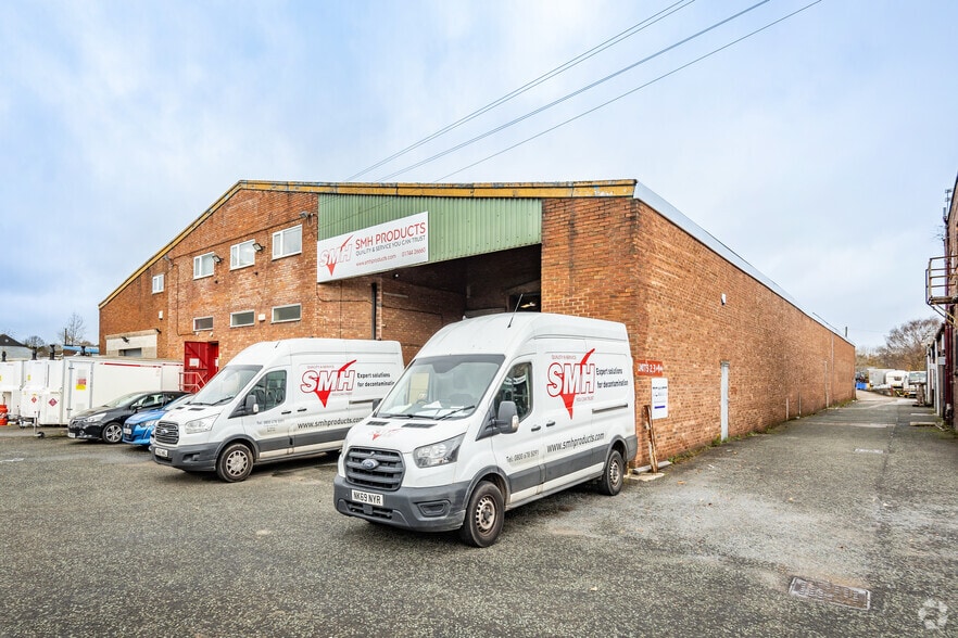 121 Birchley St, St Helens to rent - Primary Photo - Image 1 of 2