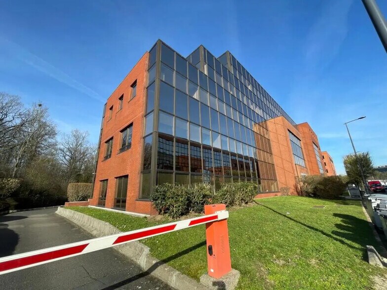 Light Industrial in to rent - Building Photo - Image 1 of 3