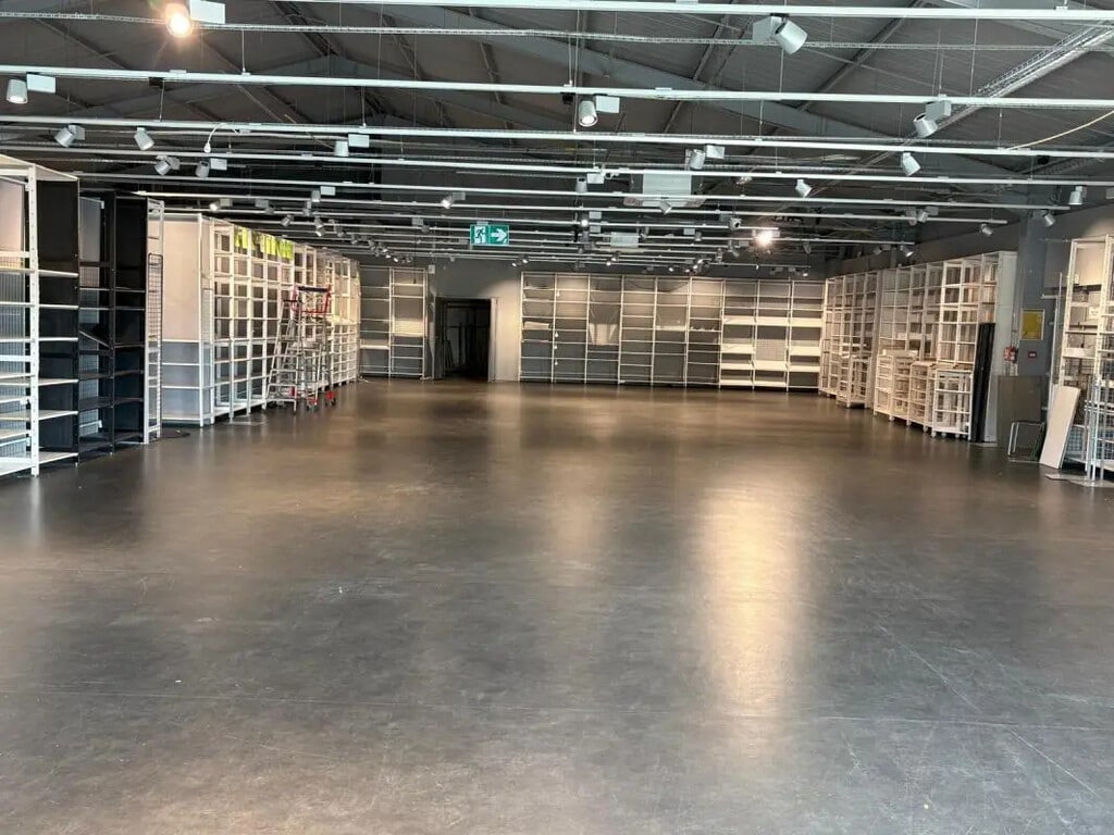 Location Commerce 740 m² - Photo 1