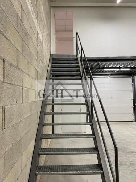 Industrial in Villeneuve-la-Garenne to rent - Interior Photo - Image 2 of 13