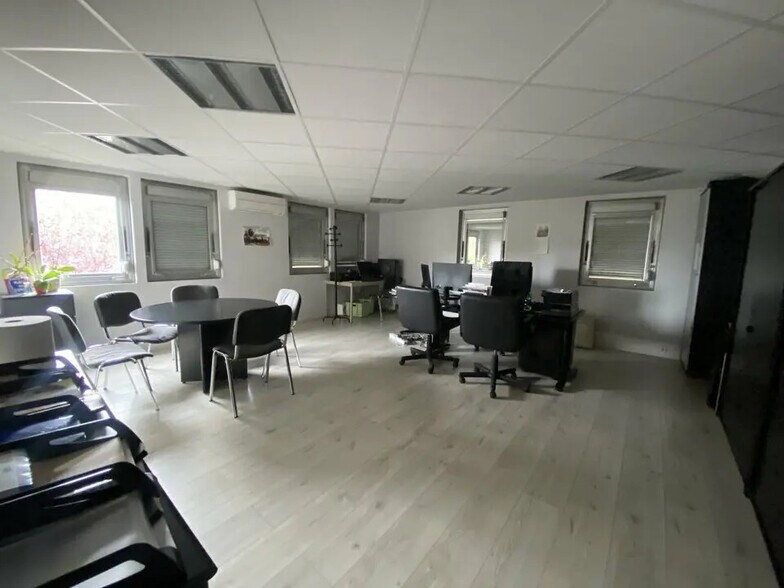 Office in Pantin to rent - Building Photo - Image 1 of 9