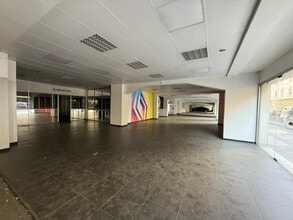 Retail in Marseille to rent Building Photo- Image 1 of 6