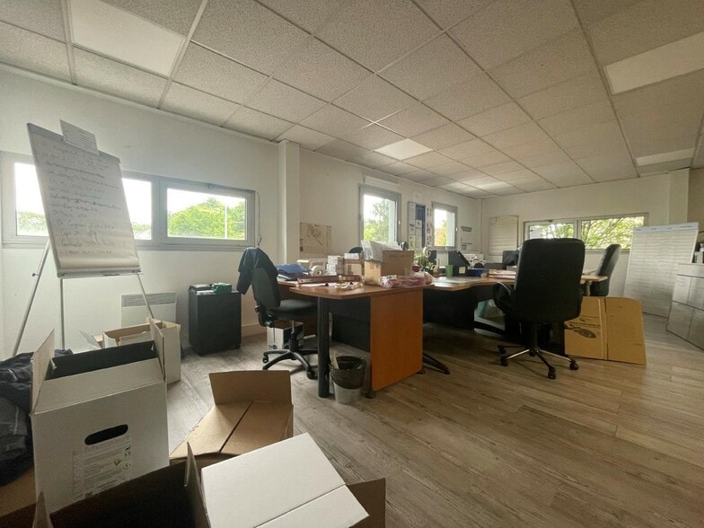 Light Industrial in Orly to rent - Building Photo - Image 2 of 9