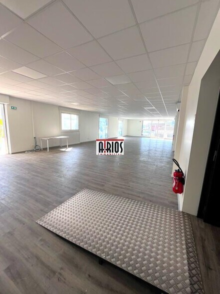 Retail in La Garde to rent - Interior Photo - Image 2 of 10
