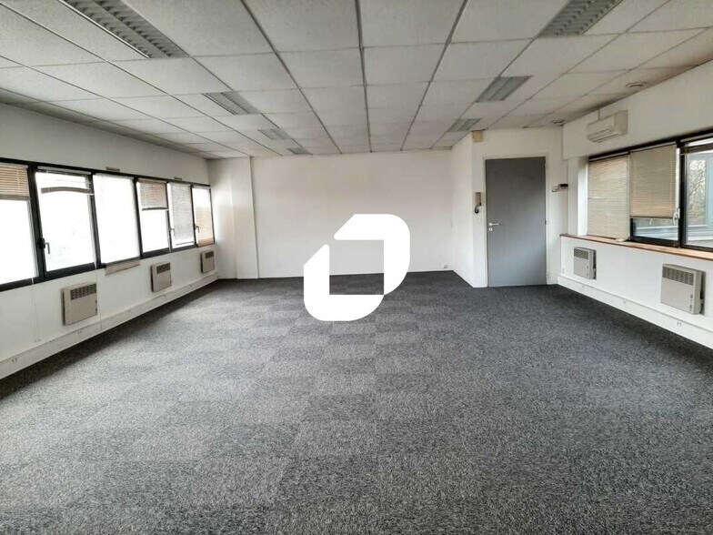 Light Industrial in Plaisir to rent - Interior Photo - Image 3 of 18