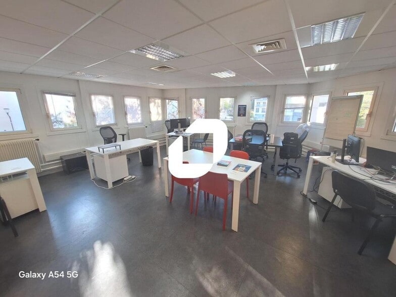 Office in Issy-les-Moulineaux to rent - Interior Photo - Image 1 of 5