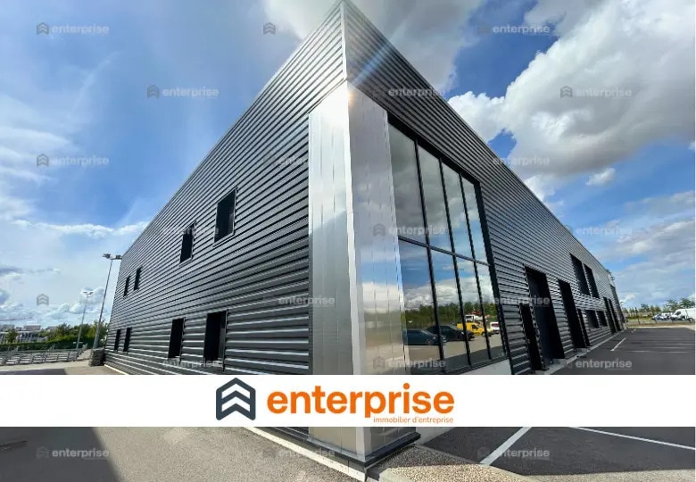 Location Entrepôt 307 m² - Photo 1