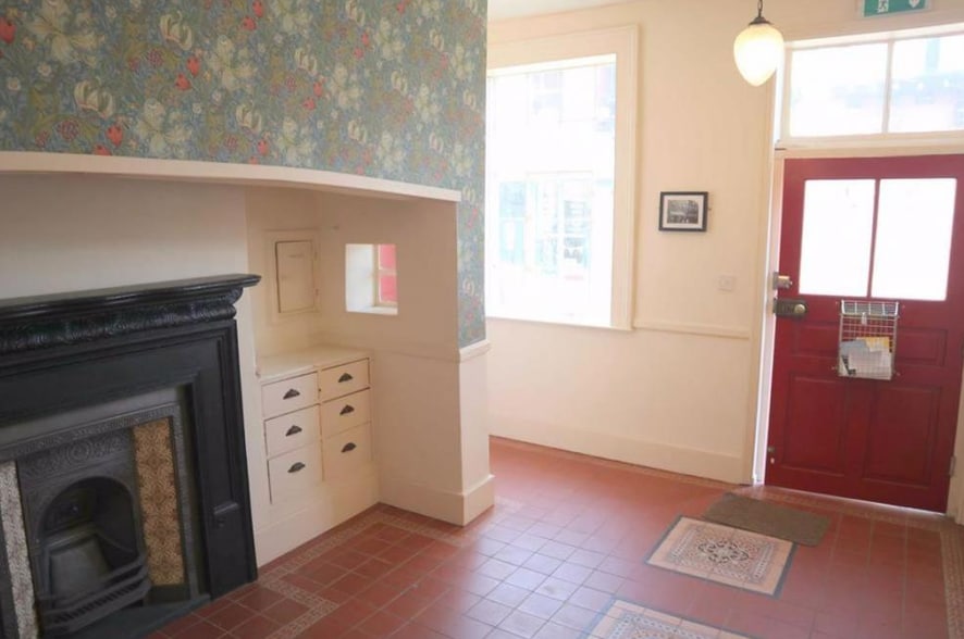 66 Derby St, Leek to rent - Interior Photo - Image 2 of 4