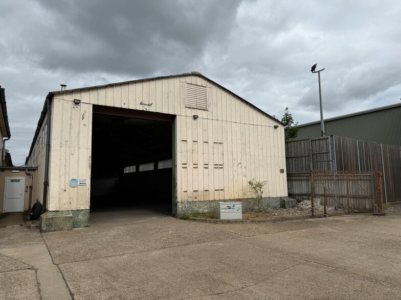 Ministry Rd, Thatcham to rent - Building Photo - Image 1 of 4