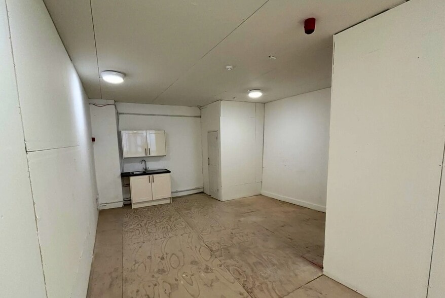 100 Stokes Crof, Bristol to rent - Interior Photo - Image 3 of 4